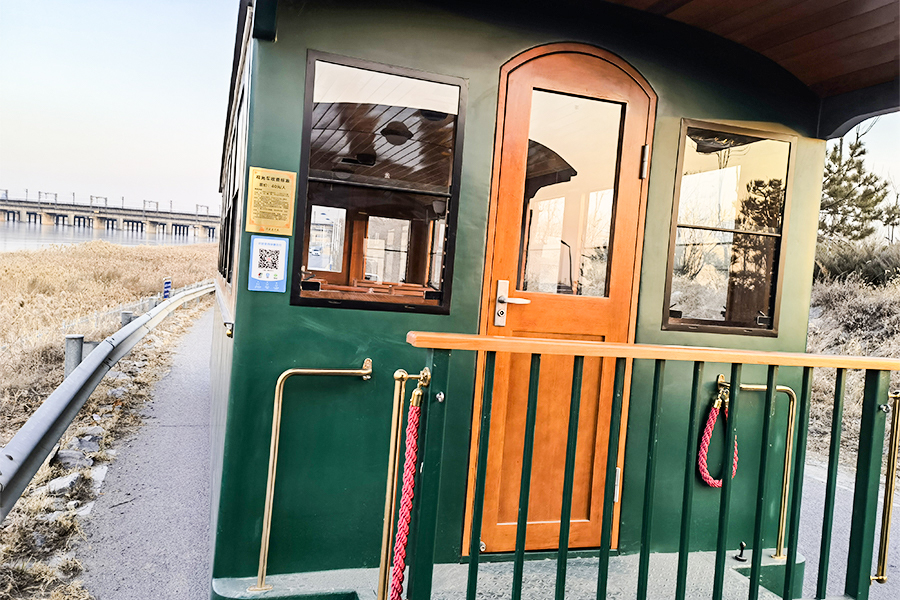 古典的な大型無軌道シミュレーション列車