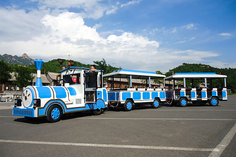 20 人乗りのオープン車両の古典的な大型無軌道観光列車