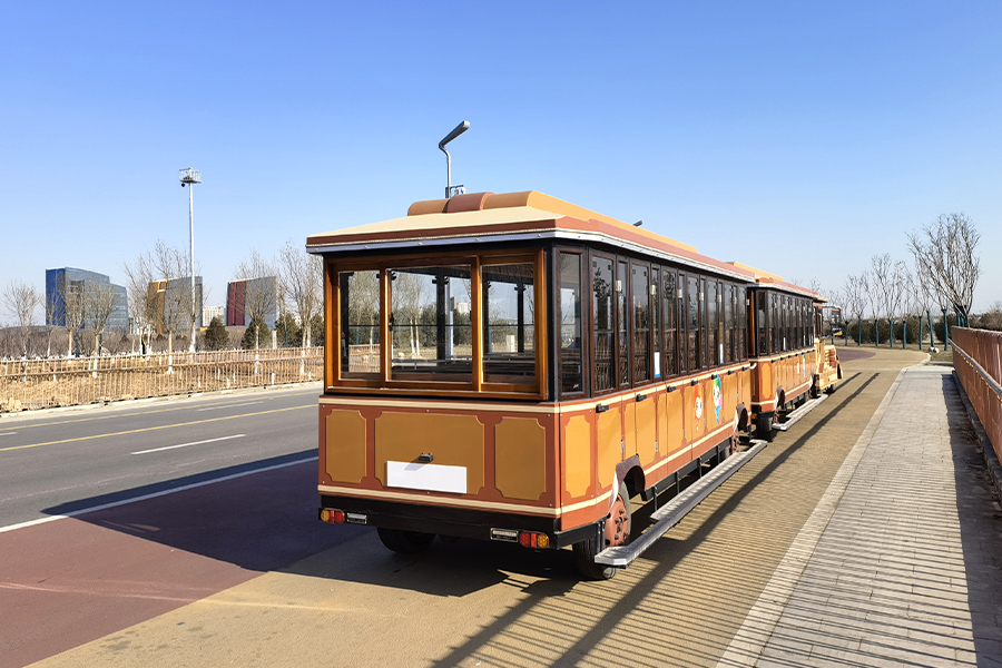 密閉車両で運行する優雅な大型無軌道観光列車 28 両